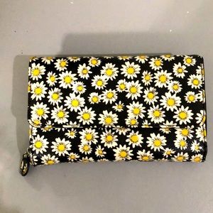 Big wallet perfect condition with daisies, lots of pockets
